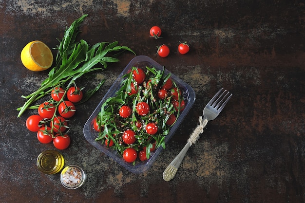 Salade de roquette et tomates cerises avec graines à emporter.