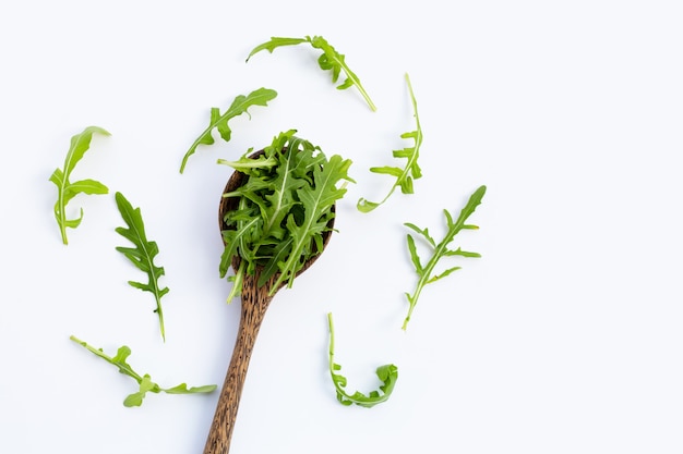 Salade De Roquette Verte Fraîche Sur Une Surface Blanche.