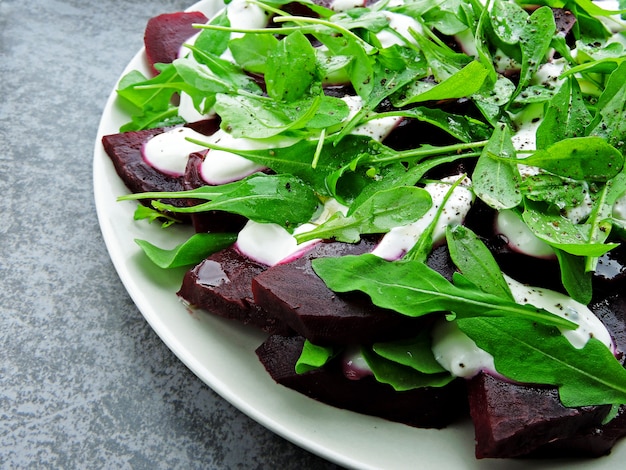 Salade de roquette et vinaigrette de betteraves au yaourt grec