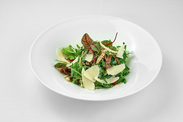 Salade de rôti de boeuf et de parmesan sur une plaque blanche Gros plan mise au point sélective