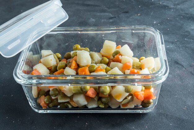 Salade russe dans un bol en verre