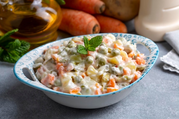 Salade russe, salade Olivier avec mayonnaise et œuf servi (nom turc; Rus salatasi)