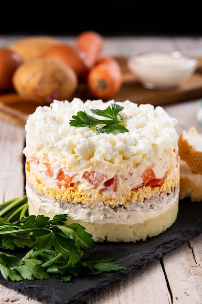 Salade russe ou salade Olivier pour le dîner de Noël sur table en bois