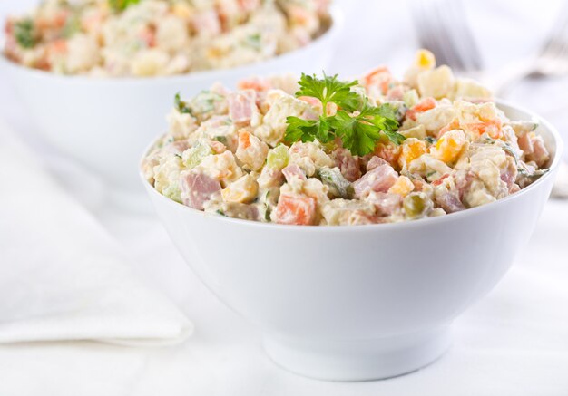 Photo salade russe traditionnelle sur une assiette