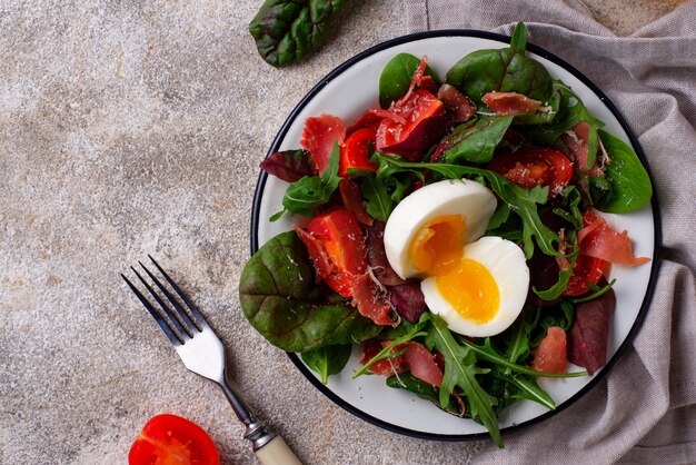 Salade saine au prosciutto, tomate et oeuf