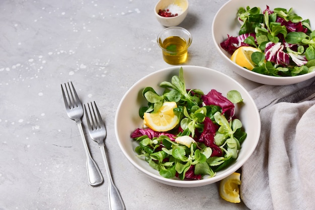 Salade saine aux feuilles d'épinards verts