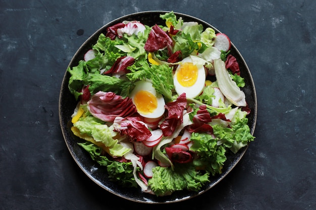 Salade saine aux herbes et œufs