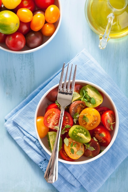 Salade saine aux tomates colorées