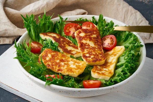 Salade Saine Aux Tomates Et Halloumi Frites, Gros Plan, Régime Cétogène