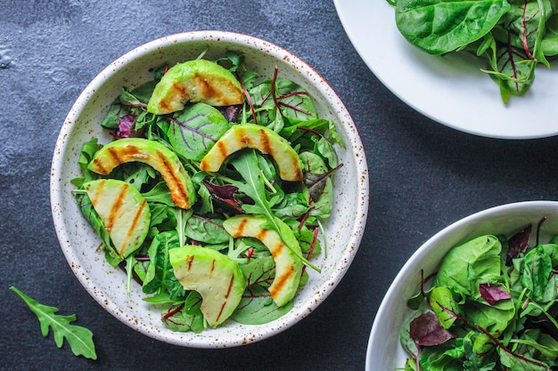 Salade saine avocat grillé et feuilles vertes