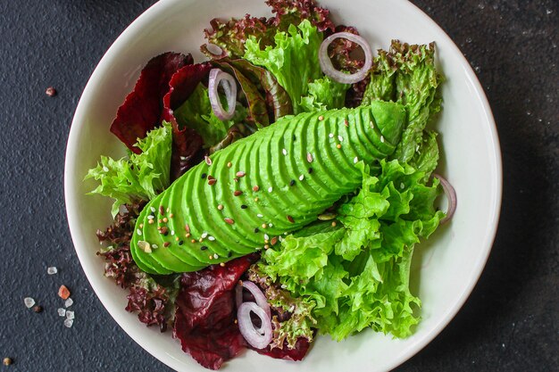 salade saine avocat et laitue