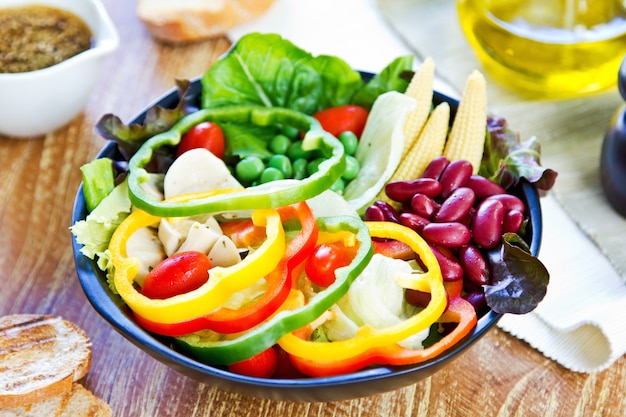 Salade saine colorée par le pain et la vinaigrette de sésame