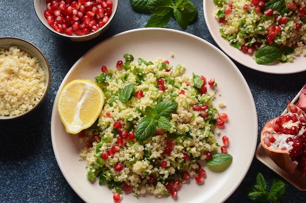 Salade saine avec couscous menthe fraîche concombre grenade citron et huile d'olive