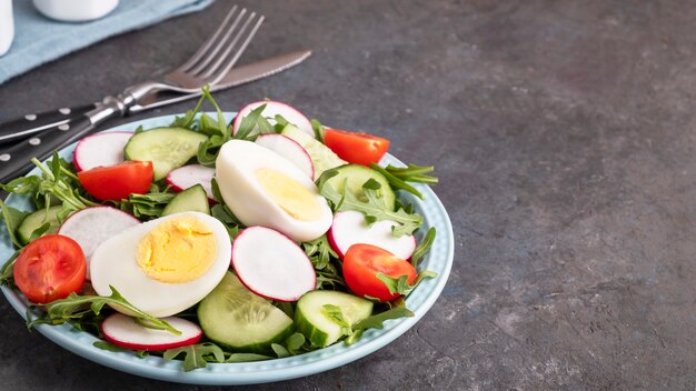 Salade saine et diététique avec des légumes frais sur une assiette. Espace de copie