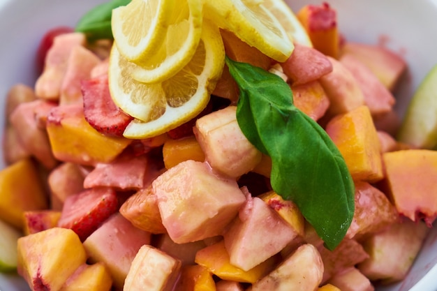 Salade saine avec des fruits