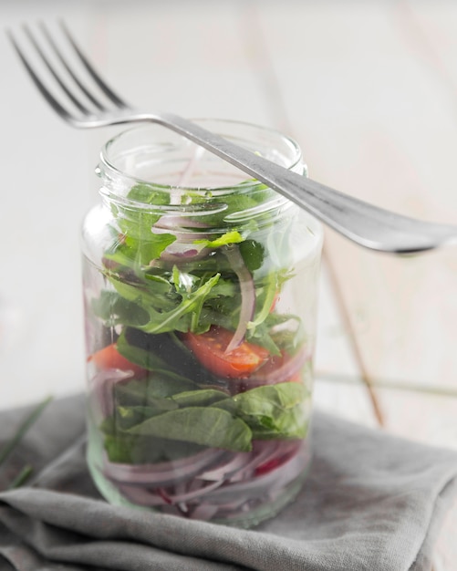 Salade saine en gros plan de pot transparent