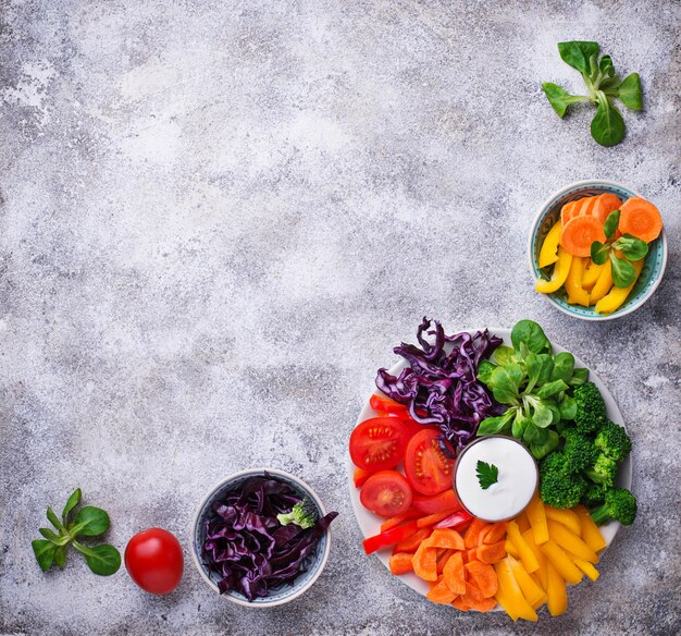 Salade saine de légumes arc-en-ciel