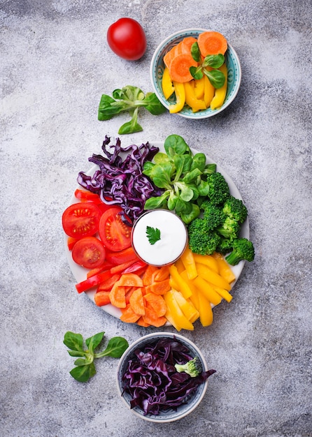 Salade saine de légumes arc-en-ciel