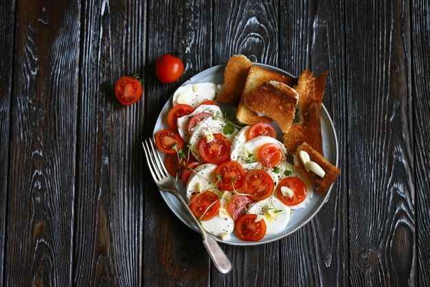 Salade saine avec mozzarella et tomates cerises sur une assiette Aliments diététiques Une bonne nutrition Cuisine italienne