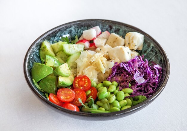 Salade saine plat de légumes tomates avocat haricots radis gingembre chou banane