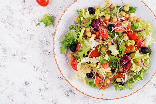 Salade saine de pois chiches tomates olives et laitue à l'oignon rouge régime alimentaire sain aliments gros plan vue de dessus mise à plat