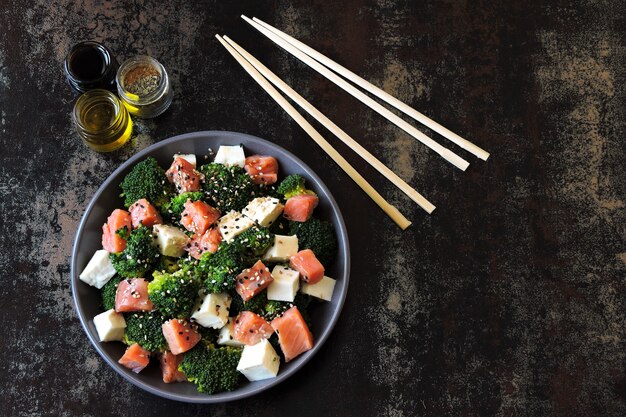 Salade saine pour régime céto. Salade de brocoli, fromage blanc et saumon. Idée de déjeuner céto. Une note avec l'inscription Keto Diet.