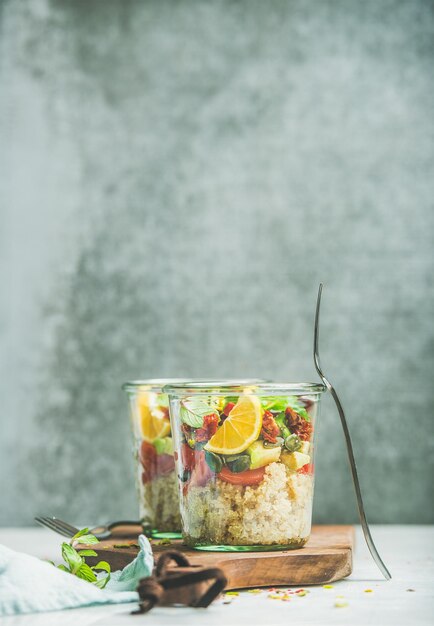 Salade saine avec quionoa avocat tomates séchées basilic et orange