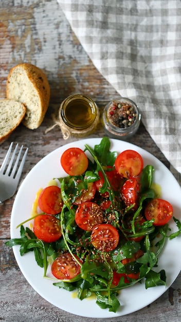 Salade saine à la roquette et tomates cerises à la sauce moutarde