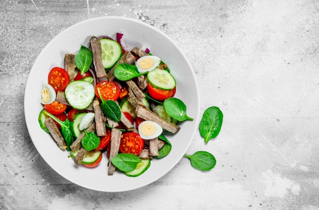 Salade saine Salade de légumes bouillis et œufs de caille