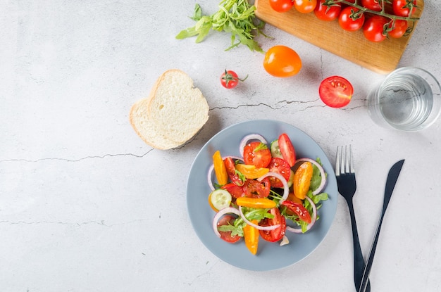 Salade saine avec tomates cerises rouges et jaunes