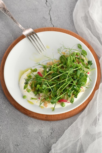 Salade saine végétalienne aux petits pois germés