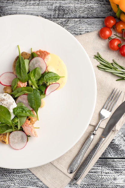 Salade de salade de légumes frais sur une vue de dessus de fond en bois blanc