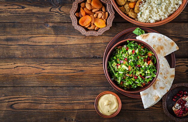 Salade de salsa fraîche avec tomates, poivrons et herbes Salade de légumes mexicains Nourriture végétalienne Vue supérieure