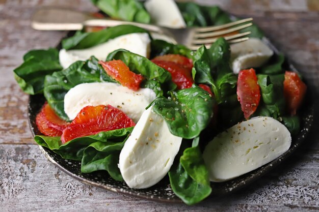 Salade santé avec mozzarella d'épinards et orange rouge