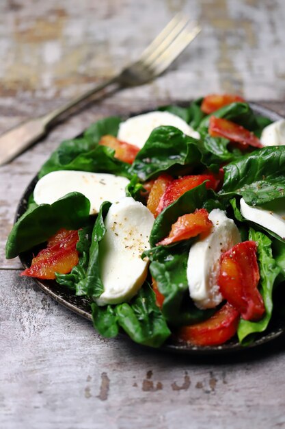 Salade santé avec mozzarella d'épinards et orange rouge