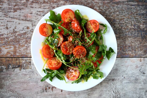 Salade santé avec roquette, tomates cerises et graines