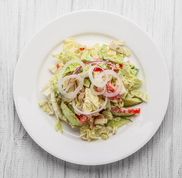 Salade de saucisse fumée, carotte épicée, tomate, concombre et épices, garnie de mayonnaise