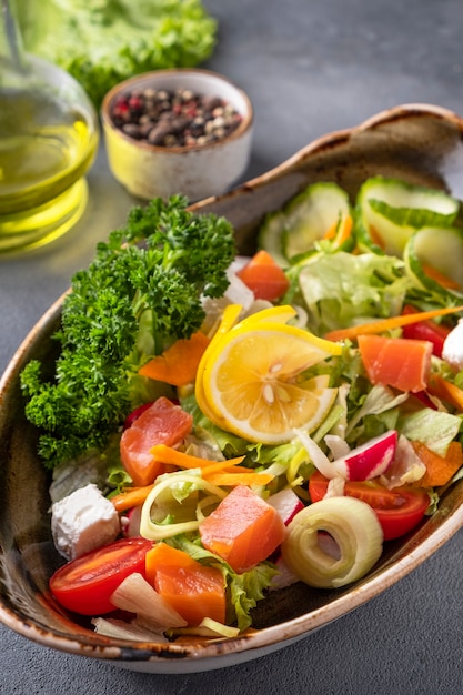 Salade de saumon aux légumes frais et fromage. Fermer