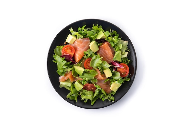 Salade de saumon et d'avocat isolé sur fond blanc