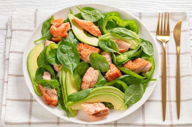 Salade de saumon épinards avocat et poivron vert