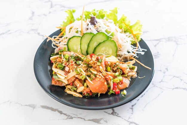 Photo salade de saumon fraîche et épicée