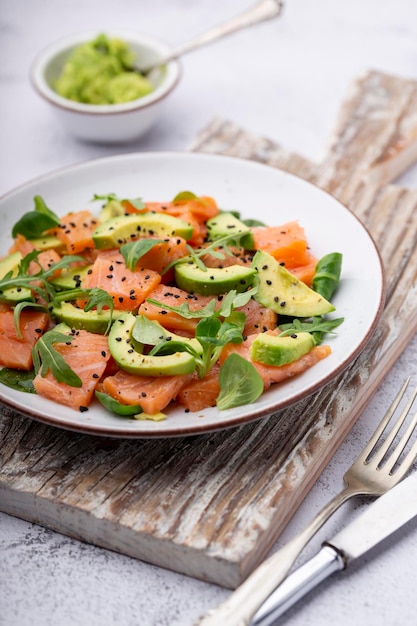 Salade de saumon frais à l'avocat pour régime céto et faible en glucides Fond rouillé vue de dessus espace de copie