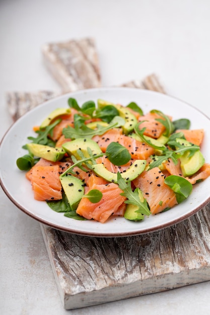 Salade de saumon frais à l'avocat pour régime céto et faible en glucides Fond rouillé vue de dessus espace de copie