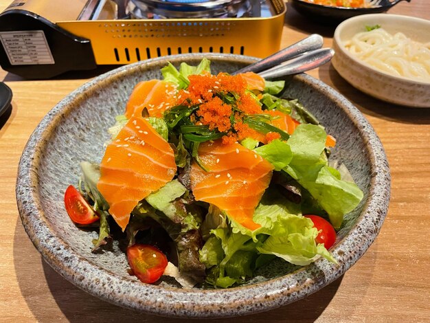 Salade de saumon frais dans un bol Japon food concept