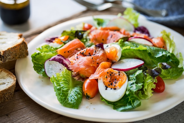 Salade de saumon fumé aux œufs durs avec du pain