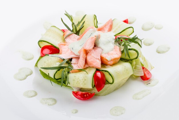 Salade de saumon fumé et concombre sur fond blanc