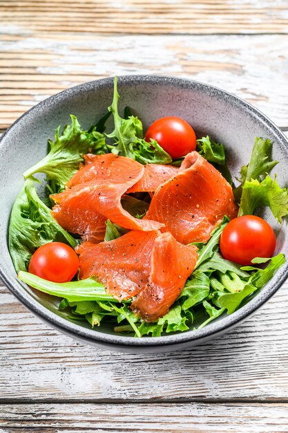 Salade de saumon fumé, roquette, avocat et tomates cerises