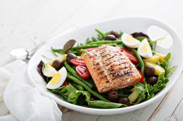 Photo salade de saumon grillé nicoise