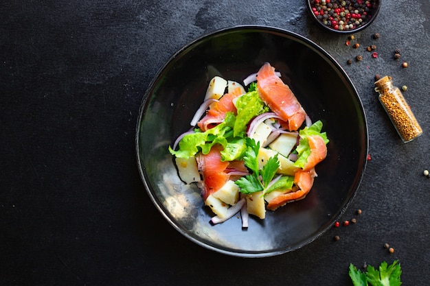 Salade de saumon légumes laitue, pomme de terre, céto de fruits de mer ou régime paléo pescetarian