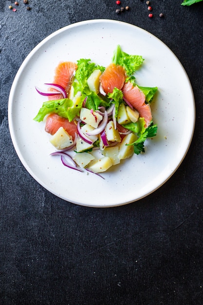 Salade de saumon légumes laitue, pomme de terre, céto de fruits de mer ou régime paléo pescetarian